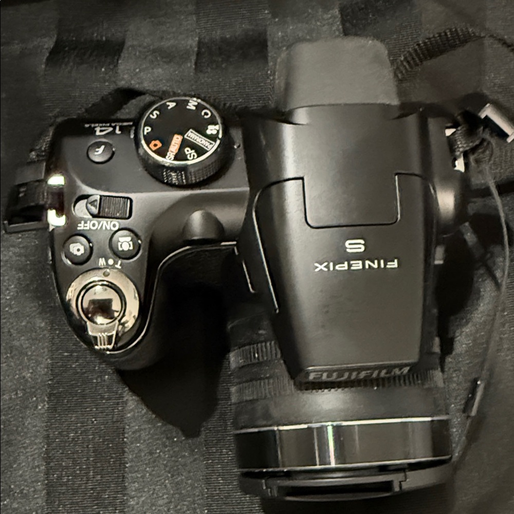 Fujifilm Black Digital Camera with Strap and Bag - Picture 4 of 10